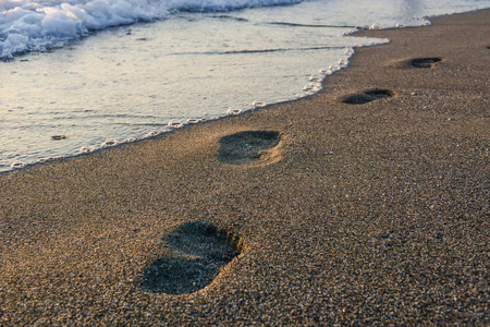 鹅卵石海滩上的脚印
