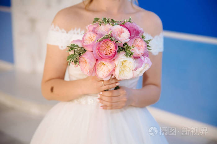 穿着婚纱的女孩拿着花