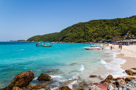 在芭堤雅，泰国2014 年 12 月 31 日 旅游船在海滩，