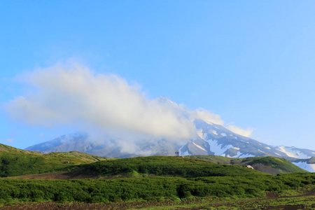 俄罗斯 Koryaksky 火山上空的云层