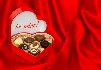 在心形盒的巧克力果仁。情人节礼物