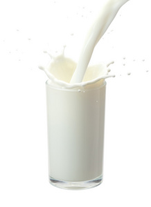 倒一杯牛奶在一个白色的背景上创建初始