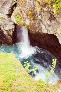 在挪威，欧洲的旅游胜地。Gudbrandsjuvet 瀑布位于 Valldalen 河谷，Valldal 与罗斯蒂