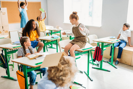 学生休息时在教室里玩得开心的一群