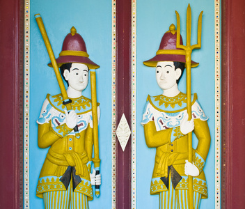 木材雕刻在庙门油漆
