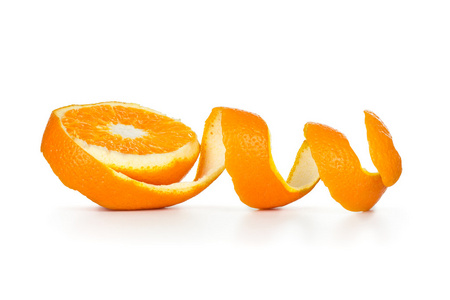 橘子皮白色背景上的螺旋
