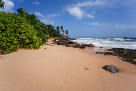 热带海滩与石头在斯里兰卡