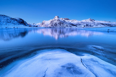 山脊和反射在湖表面。罗弗敦群岛的自然景观, 挪威。水和山