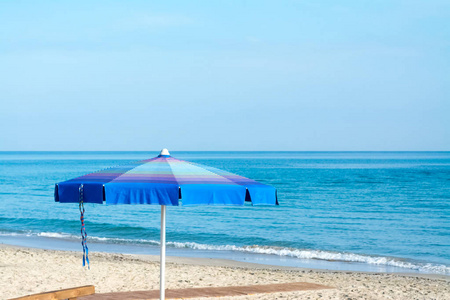 夏日阳光明媚的一天, 海边的沙滩伞