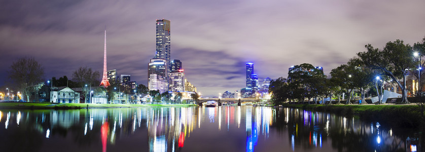 摩天大楼在墨尔本 Yarra 河边