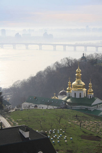 基辅佩乔尔斯克修道院与金色圆顶上第聂伯河河背景的山上
