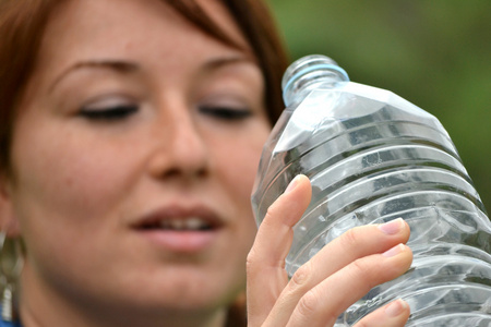 女子运动员饮用水