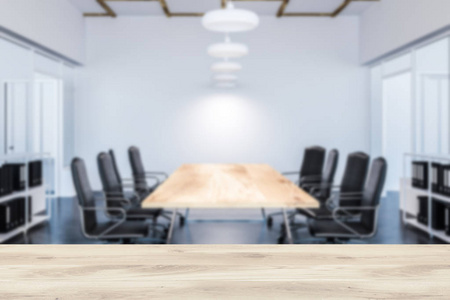 会议室内部有白色的墙壁, 一张长的木制桌子和黑色的椅子。沟通和团队合作的理念。3d 渲染模拟模糊