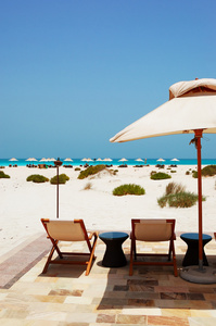 日光浴床和遮阳伞在沙滩上的豪华酒店，阿布扎比，u