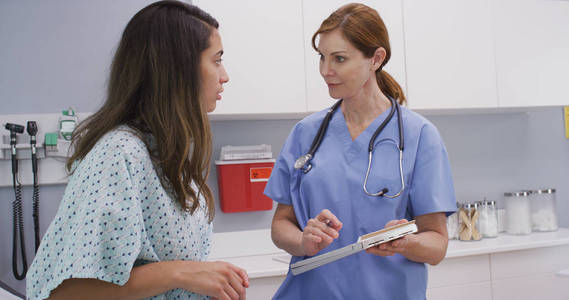 与高级护士谈论健康问题的西班牙病人