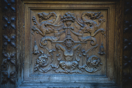 旧木门的雕刻