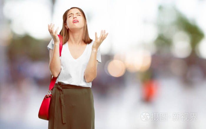 年轻漂亮的女人看着压力和沮丧 双手张开在前面 表示沮丧和怀疑