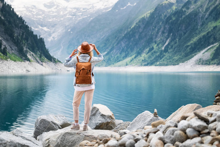 旅行者看山湖。旅行和积极的生活理念。冒险和旅行在山区域在奥地利