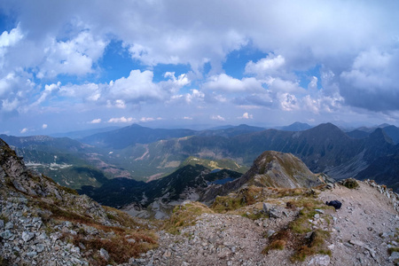 从斯洛伐克塔特拉山脉顶部 Banikov 山顶的山脉全景, 在明亮的日子里, 有暴风雨的云彩逼近