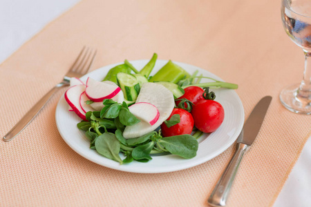 新鲜健康的有机蔬菜放在盘子上。健康饮食营养与素食理念