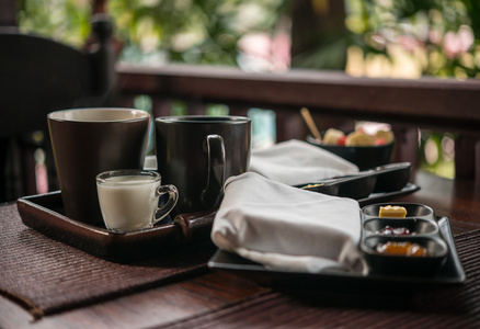光的早餐茶和自制的果酱，木制的桌子上