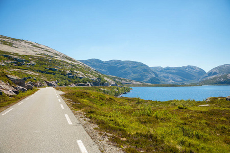 挪威夏季风景秀丽的山路