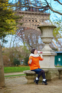 女人在埃菲尔铁塔附近野餐