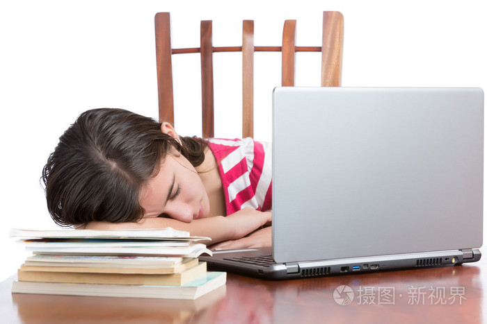 疲倦的学生睡在她的桌子上