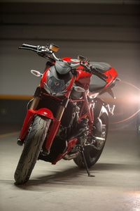 在葡萄牙里斯本的街道上停车。摩托车、小汽车