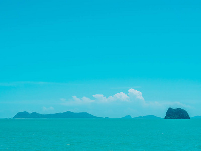 美丽的热带海洋与白云在蓝天背景为旅行和假期