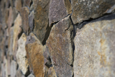 天然石篱表面的特写。石墙为背景
