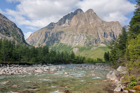 在西伯利亚，transbaikalia kodar 山区河中间 sakukan