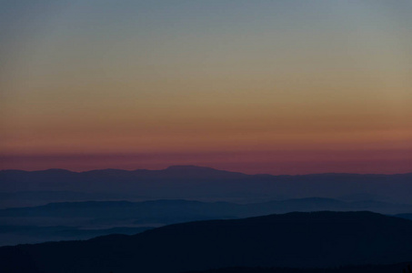 美丽的橙色黎明, 薄雾, 烟雾, 云, 丘陵和山脉。从 rila 湖小屋的看法, rila 山, 保加利亚, 2018年秋季