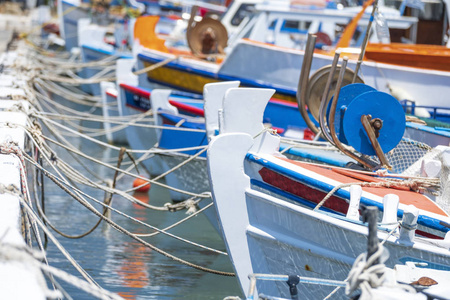 希腊的一个小旅游港用绳子绑住了一只小五颜六色的希腊渔船。