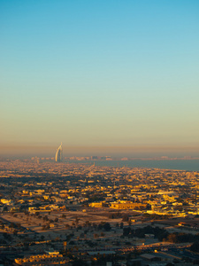 迪拜在日出的天际线