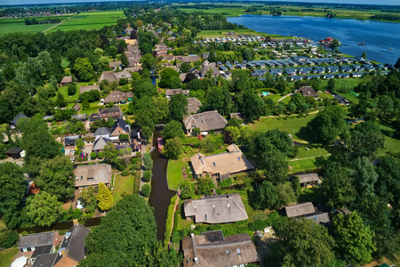 荷兰 Giethoorn 村鸟瞰图。Giethoorn 也叫 荷兰的威尼斯 并且年年接受大约800.000 个访客