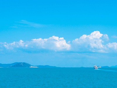 美丽的海和海洋在白色云彩和蓝天背景与拷贝空间为文本