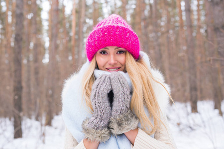 美丽, 冬天和人的概念有吸引力的金发碧眼的女人在一个粉红色的毛衣在雪林微笑