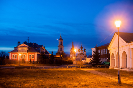 古老的俄罗斯小城镇景观与教会。苏兹达尔城市景观的视图