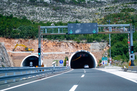 克罗地亚与背景山公路