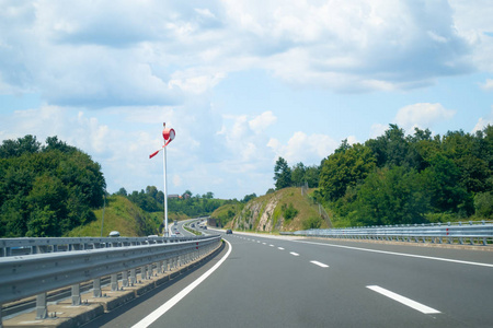 克罗地亚与背景山公路