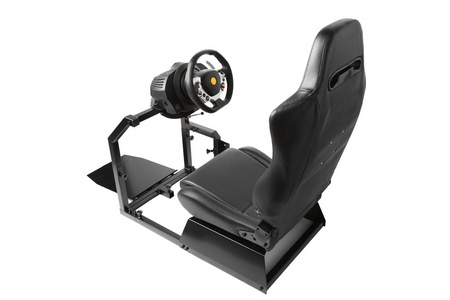 赛车模拟器驾驶舱座位和车轮