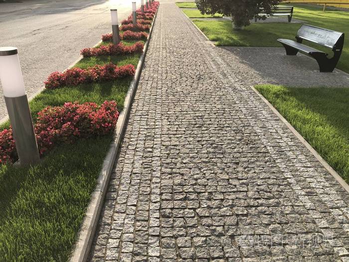 透视视图单调灰色砖石路面地面上的街道道路.