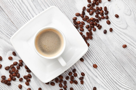 咖啡豆杯咖啡, 白色木质背景, 顶部视图
