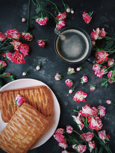 粉红色的花朵, 粉扑和咖啡在黑暗的背景, 灌木玫瑰, 博客风格, Flatlay, 花卉