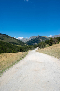 夏天在西班牙阿兰山谷山区通往蒙加里的道路