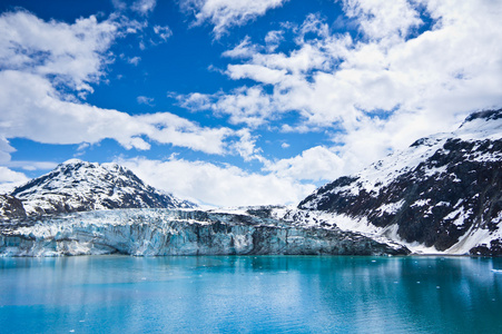 在美国阿拉斯加州山区的冰川湾