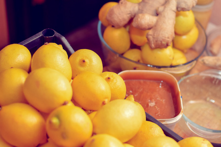 特写镜头的食品制作过程及有机健康成分作为柠檬 蜂蜜 生姜