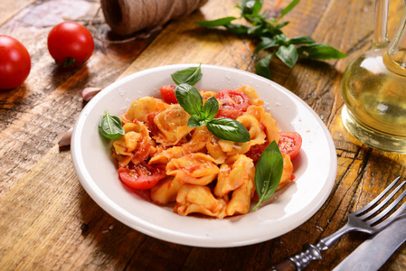 传统的意大利菜托特利尼番茄酱