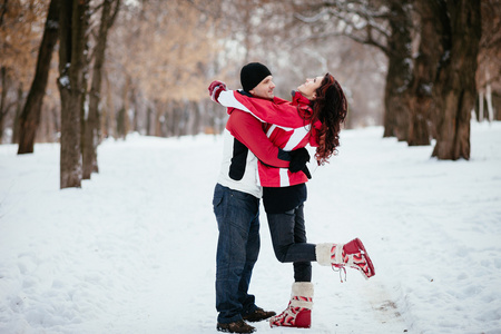 户外时尚肖像的年轻夫妇在寒冷的冬天的天气。爱和吻